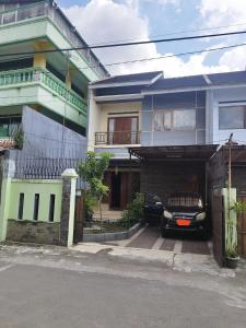 ein vor einem Haus geparktes Auto in der Unterkunft Omah Semaki in Demangan