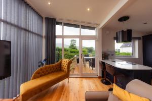 Ruang duduk di Luxury Cottage in Portree Hillside