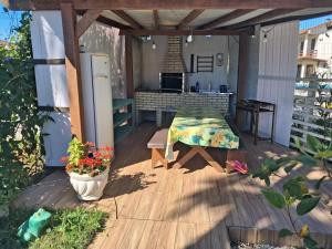 eine Terrasse mit einem Tisch und einem Kamin in der Unterkunft Pedra Branca Villa Hostel in Barra Velha