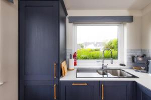 Dapur atau dapur kecil di Luxury Cottage in Portree Hillside +20 gambar