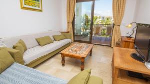 TV a/nebo společenská místnost v ubytování Marina Real 232