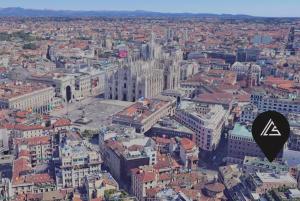 Duomo Apartments B Home - Panoramic Two Bedrooms Apt في ميلانو: منظر جوي لمدينة كبيرة مع علامة الفأس