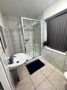 a bathroom with a shower and a sink and a toilet at Cozy modern 2 bedroom apartment with comfortable lounge in Preston