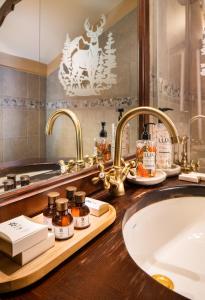 un bagno con vasca e lavandino di Mountain Villa Borovets a Borovets Altre 38 foto