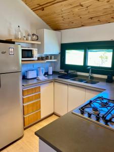 una cocina con refrigerador y estufa horno superior en Henko 2, en Villa La Angostura