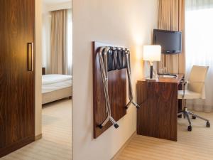TV a/nebo společenská místnost v ubytování Hotel an der Oper