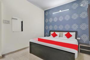 um quarto com uma cama grande com travesseiros vermelhos em The Silver Tree em Nalmatha