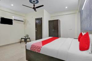 um quarto com uma cama com almofadas vermelhas em The Silver Tree em Nalmatha