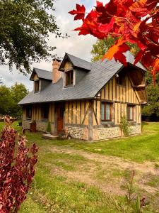 LieureyにあるDomaine Marcelの庭屋根の古家