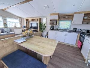 Imagen de la galería de Beautiful 6 Berth Caravan With Decking In Norfolk Ref 89001Mv, en Belton
