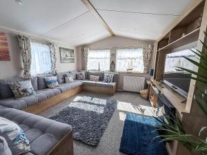 un salon avec un canapé et une télévision à écran plat dans l'établissement Beautiful 6 Berth Caravan With Decking In Norfolk Ref 89001Mv, à Belton