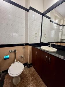 SipraにあるHillview Residencyのトイレと洗面台付きのバスルーム +12枚の写真