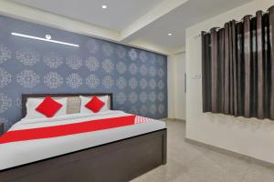 um quarto com uma cama grande com travesseiros vermelhos em The Silver Tree em Nalmatha mais 17 fotografias