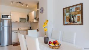 una cucina con tavolo e cesto di frutta di Apartment Luigia a Novigrad Istria