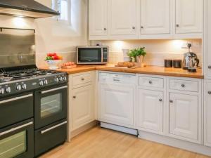 ベイクウェルにあるOak Leaのキッチン(白いキャビネット、コンロ付) +11枚の写真