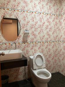 Ένα μπάνιο στο Saiinam Laguna Inn +53 φωτογραφίες