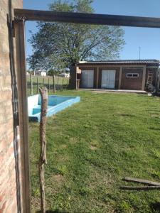 vistas a un patio con piscina en El gringo, en Victoria