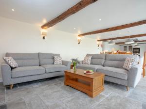 South TawtonにあるOrchard Barnのソファ2つとコーヒーテーブルのあるリビングルーム