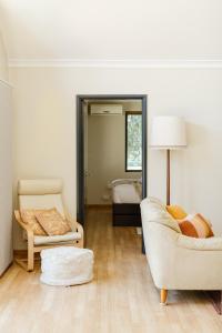 Ruang duduk di Purple Shore Spacious Family Stay Near Busselton Jetty