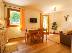 a kitchen and dining room with a table and chairs at Nido Alpino - Nel cuore delle Dolomiti in Pieve di Cadore