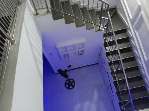 AjaにあるRawFab Livingの紫色の天井の部屋にある螺旋階段
