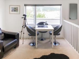 een kamer met een tafel, twee stoelen en een camera bij The Loft - Uk50517 in Falmouth