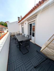 a patio with a table and chairs on a balcony at Centro Coração in Tomar