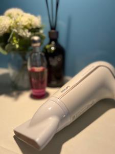 Un control remoto sobre una mesa en Entire Studio Apartment - Busan Gwangalli Beachfront Bliss 광안리 드림홈, en Busan