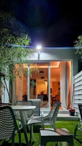 プロタラスにあるProtaras Ayios Elias Maisonetteの夜のパティオ(テーブル、椅子付) +14枚の写真