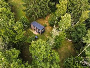 an overhead view of a cabin in the middle of a forest at Homnest Morvand'Ailes - Cocon immersif en Morvan in Saulieu