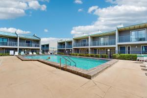 una piscina en el patio de un edificio de apartamentos en Gulf Winds #25, en Destin