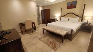 Un dormitorio con una cama grande y un banco en ella. en Hotel Shaktiheritage Inn, en Bhubaneshwar 16 fotos más