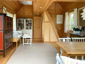 ein Wohnzimmer mit Sofa und Tisch in der Unterkunft Cottage With Views Over Nature Reserve In Arild in Arild + 18 Fotos