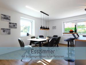 Φωτογραφία από το άλμπουμ του Ferienhaus Höckelheim- 300qm - 3 Wohnungen - 12 Zimmer - bis 18 Gäste - Kleinkinder reisen gratis - für Familien und Gruppen - Küchen mit Spülmaschine Backofen, Mikrowelle - Smart-TV - WLAN - Fußbodenheizung, Klimaanlage & Raffstores - nähe Göttingen σε Northeim