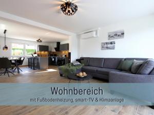 Χώρος καθιστικού στο Ferienhaus Höckelheim- 300qm - 3 Wohnungen - 12 Zimmer - bis 18 Gäste - Kleinkinder reisen gratis - für Familien und Gruppen - Küchen mit Spülmaschine Backofen, Mikrowelle - Smart-TV - WLAN - Fußbodenheizung, Klimaanlage & Raffstores - nähe Göttingen