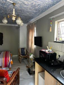 sala de estar con cocina con encimera en Garden Studio in Waterkloof Ridge, en Pretoria