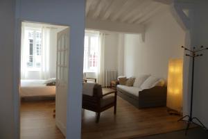 a living room with a couch and a bed at Une Chambre Dans L'atelier De R in Rouen