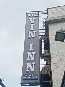 Un cartel de hotel en el lateral de un edificio en Hotel VIN INN, en Nueva Delhi