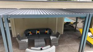 an overhead view of a patio with a table and chairs at La Bauge appartement Haut de gamme in Biguglia