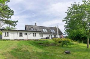 a white house with a gambrel roof at Historic Fisherman's House At Bønnerup Beach in Bønnerup