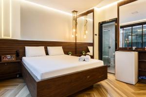 塞拉Status Elegance Hotel para adultos的一间带大床和吊灯的卧室