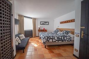 MonteilsにあるCharming House Overlooking Aveyron Valleyのベッド2台とソファのある寝室 +31枚の写真
