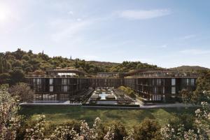 uma imagem de um edifício com árvores ao fundo em Falkensteiner Resort Lake Garda em Salò mais 21 fotografias