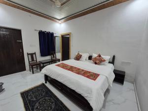 Giường trong phòng chung tại Unique jaisalmer