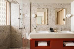 um banheiro com pia e chuveiro em Falkensteiner Resort Lake Garda em Salò