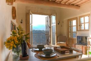 メネルブにあるHilltop House With Luberon Views In Ménerbesのテーブルと大きな窓のあるダイニングルーム