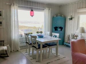 Un comedor con mesa y sillas y una ventana. en Cabin At Fagerstrand With Oslofjord Views, en Spro