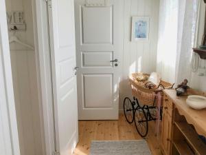 Una habitación con una puerta blanca y una bicicleta en una habitación. en Cabin At Fagerstrand With Oslofjord Views, en Spro 15 fotos más