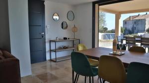 a dining room with a table and chairs at Villa 2 chambres - Piscine et spa in Mignataja