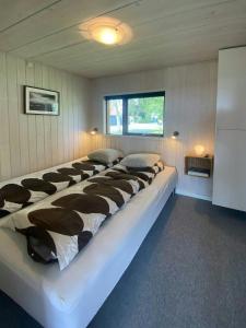 En eller flere senge i et værelse på Sommerhus Med Panoramaudsigt Ved Haderslev + 23 billeder